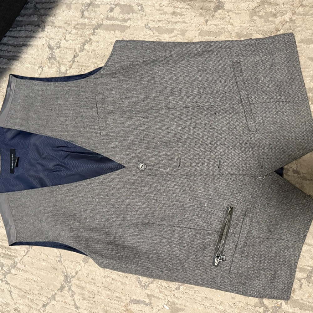 Structure gray vest